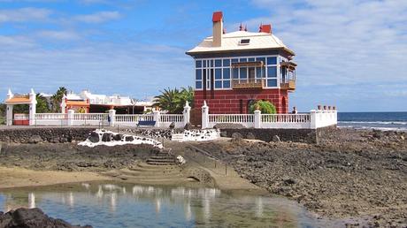 Turismo de cercanía en Las Palmas turismo de cercanía en Las Palmas, costa de Arrieta, en la isla de Lanzarote