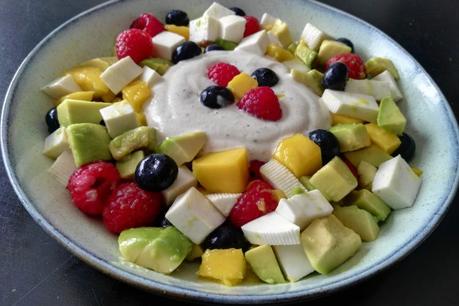 Ensalada de frutas y queso fresco con salsa de yogurt