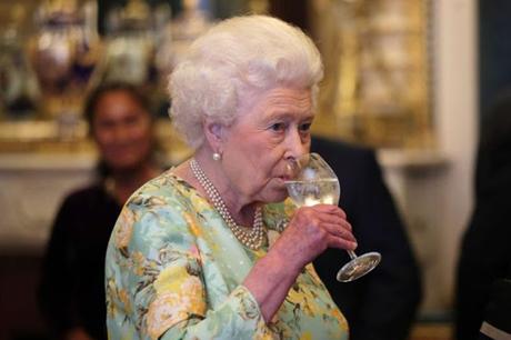 #Realeza: La #reina Isabel está vendiendo su propia ginebra casera #Realeza: La #reina Isabel está vendiendo su propia ginebra casera
