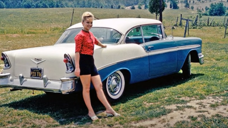 una colección de coches antiguos en instantáneas de los años 50