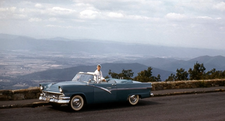 una colección de coches antiguos en instantáneas de los años 50