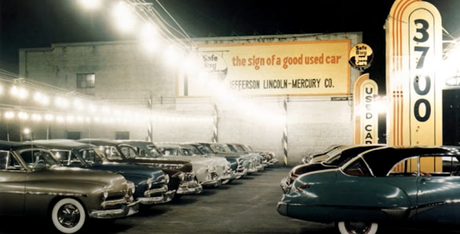 una colección de coches antiguos en instantáneas de los años 50