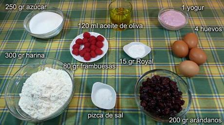 Los ingredientes necesarios para hacer bizcocho de frutas del bosque casero