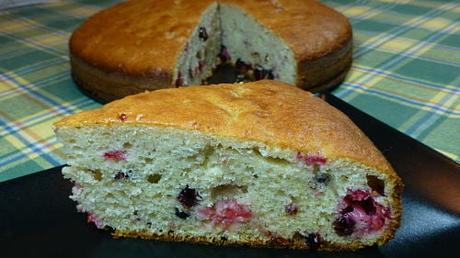 Receta de bizcocho esponjoso casero de frutos del bosque