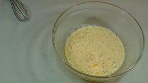 Tarta de Queso Fácil Casera Batir los huevos en un bol