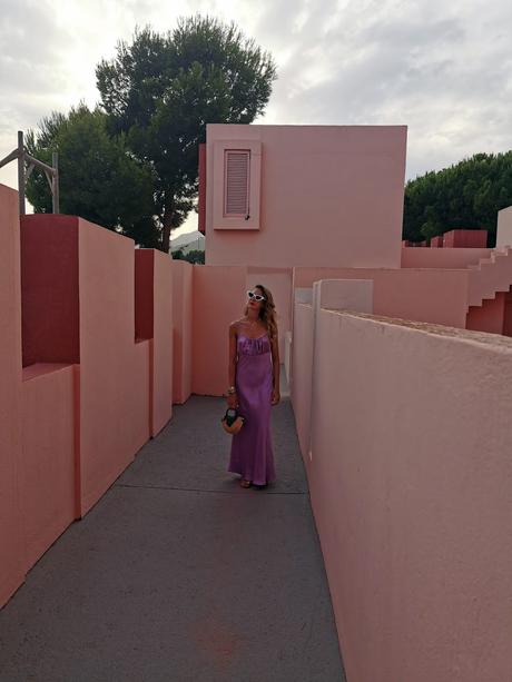 Pantone lila en la Muralla roja