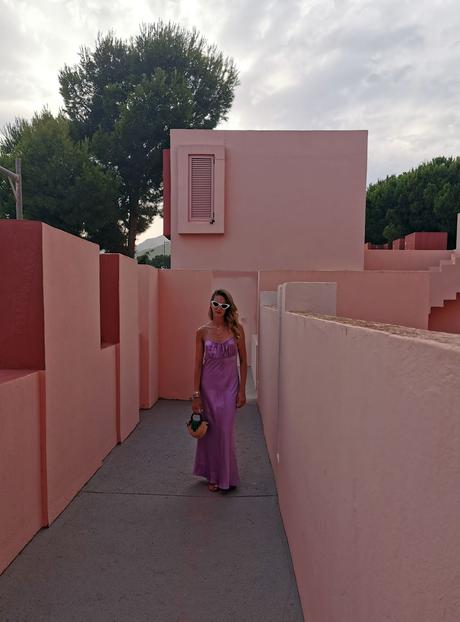 Pantone lila en la Muralla roja