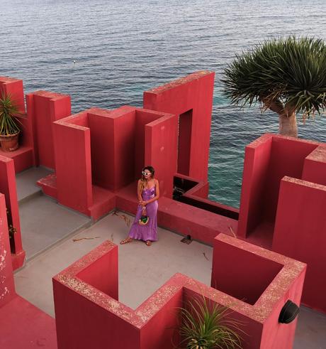 Pantone lila en la Muralla roja