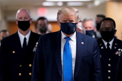 Trump se pone por primera a vez la mascarilla.
