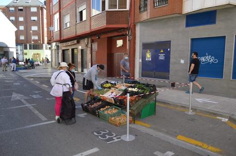 Más público en el mercadillo de Ponferrada con el incremento de puestos de textil Más público en el mercadillo de Ponferrada con el incremento de puestos de textil