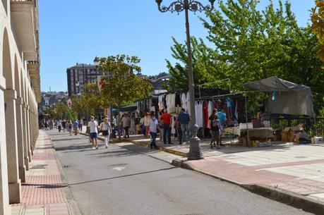 Más público en el mercadillo de Ponferrada con el incremento de puestos de textil Más público en el mercadillo de Ponferrada con el incremento de puestos de textil