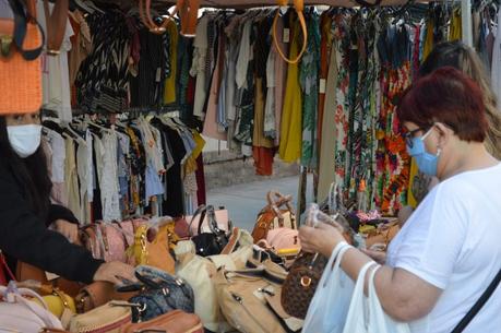 Más público en el mercadillo de Ponferrada con el incremento de puestos de textil Más público en el mercadillo de Ponferrada con el incremento de puestos de textil