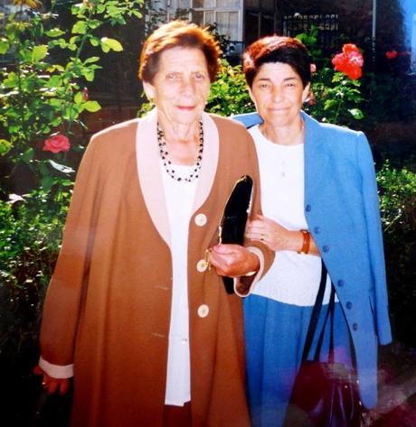 LA GATA DE LOS OJOS BELLOS