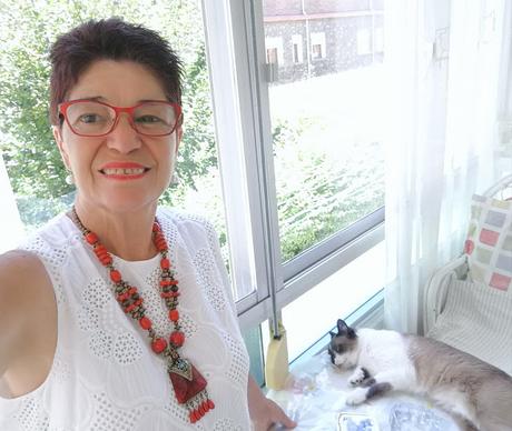 LA GATA DE LOS OJOS BELLOS