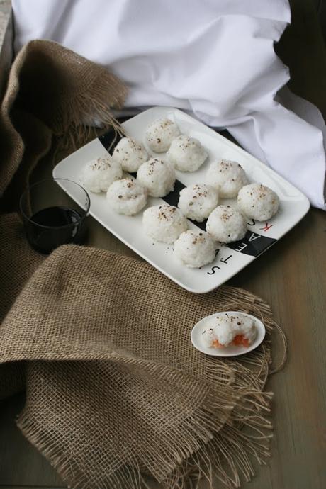 Bolitas de arroz rellenas de salmón ahumado Bolitas de arroz rellenas de salmón ahumado El Ágora de Ángeles