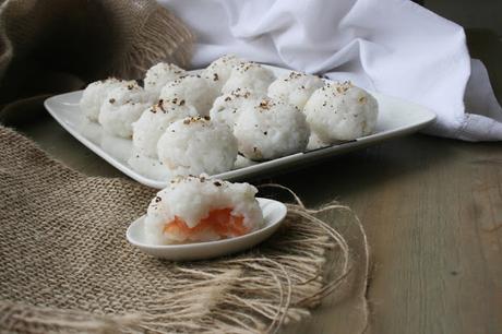 Bolitas de arroz rellenas de salmón ahumado Bolitas de arroz rellenas de salmón ahumado El Ágora de Ángeles