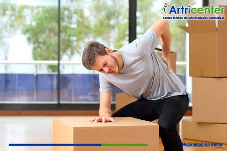 Cómo evitamos malas posturas al levantar objetos.