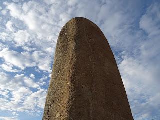 Imagen del mes: Menhir del Cabezo, en las cercanías de Alcántara Imagen del mes: Menhir del Cabezo, en las cercanías de Alcántara