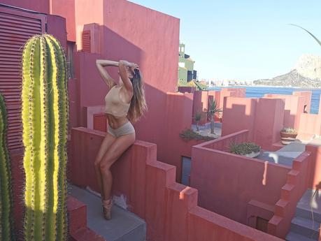 Bailando en el Muralla Roja de Calpe