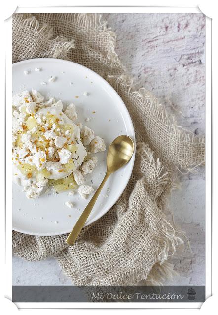 Pavlova de Piña y Tomillo