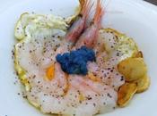 Quisquillas alborán huevas sobre huevo frito campero, laminas ajitos fritos negra himalaya