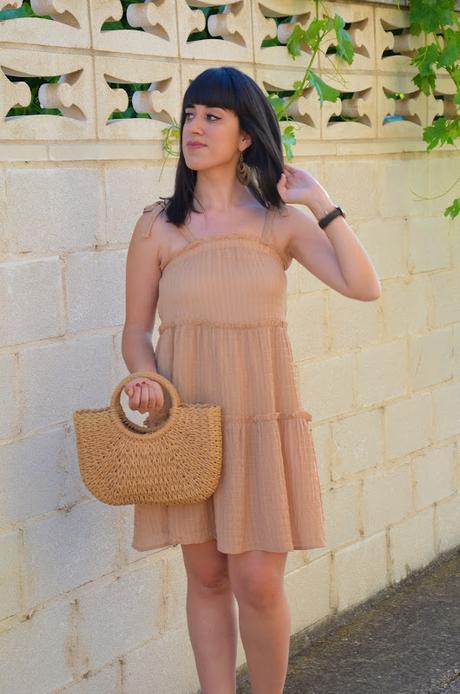 Vestido de tirantes beige