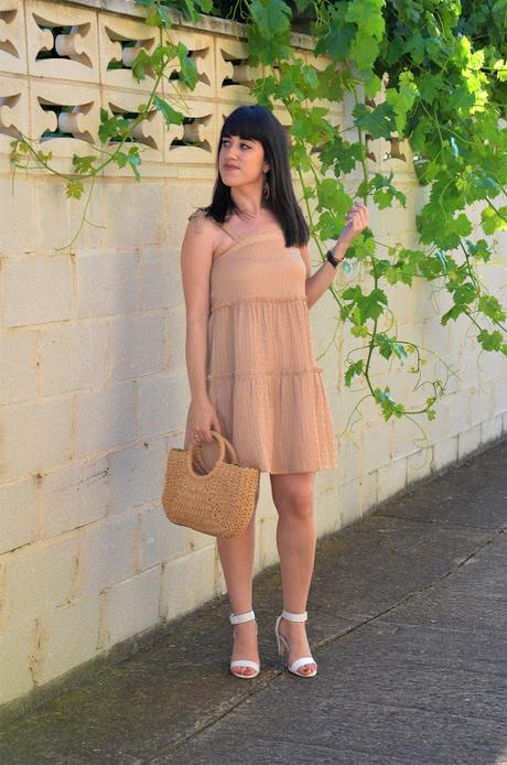 Vestido de tirantes beige