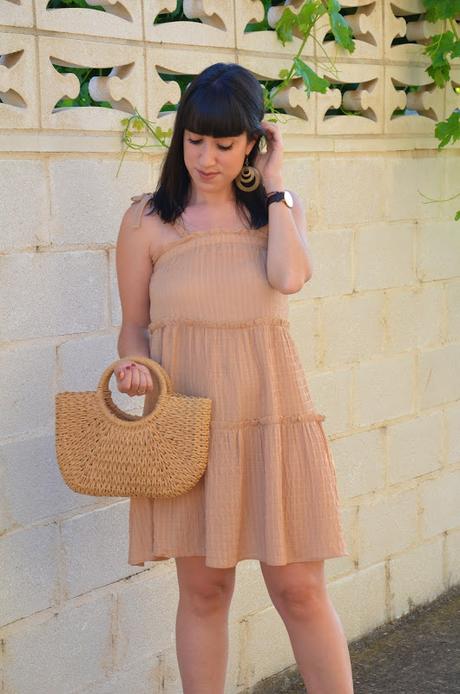 Vestido de tirantes beige