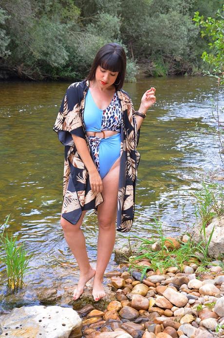 Bañador con aro de leopardo y kimono tropical