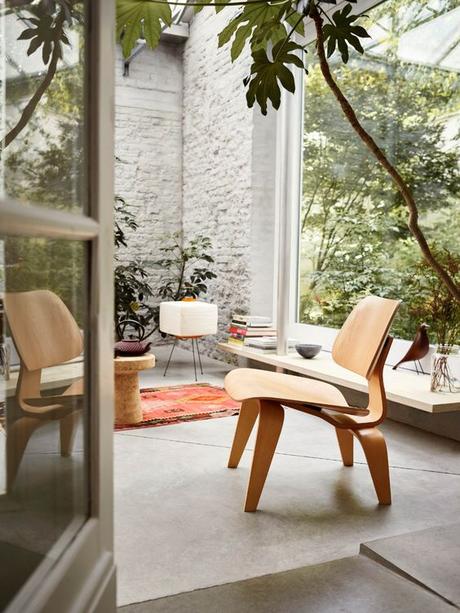 ¿Qué características definen el estilo Mid Century? sillas Plywood o LCW (Lounge Chair Wood), de Charles y Ray Eames para Herman Miller