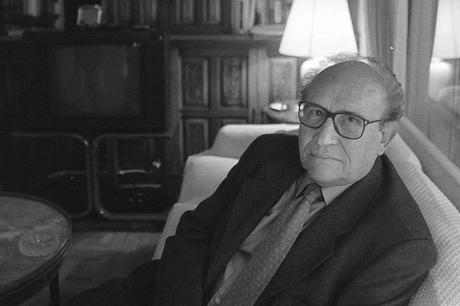 El escritor Juaquín Marco, en su casa de Barcelona