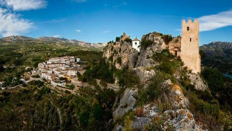 El curioso pueblo ‘escondido’ dentro de una roca