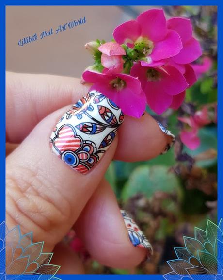 Manicura con water decals de flores rojas y azules