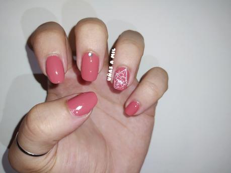 Diseño de uñas elegante y sencillo en rosa terracota o rosa teja con flores Diseño de uñas elegante y sencillo en rosa terracota o rosa teja con flores