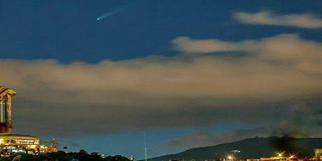 #Astronomia: El cometa #Neowise fotografiado desde #Caracas con el Hotel Humboldt en primer plano (FOTOS)