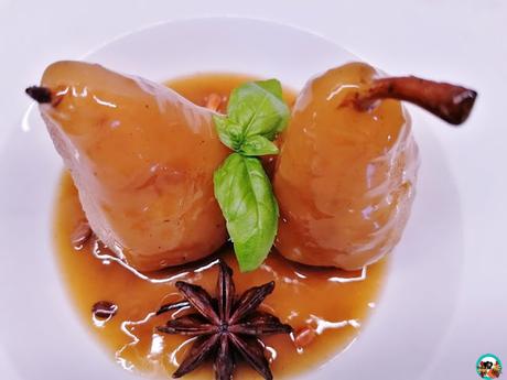 Peras en almíbar de anís estrellado