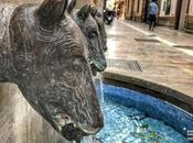 Baño Diana: detalle cabezas perro