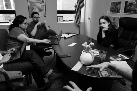 El personal y el jefe se reúnen en la oficina del distrito de Queens.