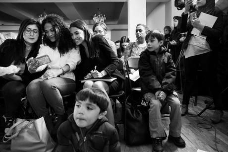 La congresista toma una foto con la activista educativa Maria Bautista, centro, y la senadora del estado de Nueva York Jessica Ramos, izquierda, durante un ayuntamiento de educación en Jackson Heights, Queens.