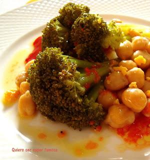 Ensalada de brócoli con garbanzos y piquillos