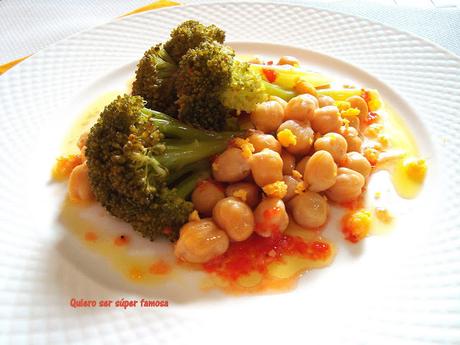 Ensalada de brócoli con garbanzos y piquillos