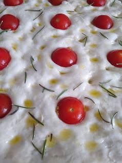 FOCACCIA DE TOMATES CHERRY Y ROMERO