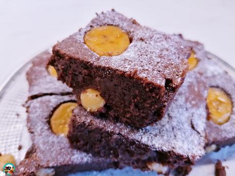 Brownie de chocolate con plátano y avellanas