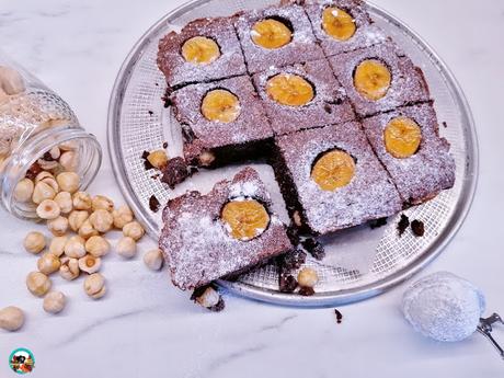 Brownie de chocolate con plátano y avellanas