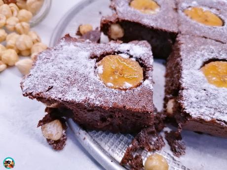 Brownie de chocolate con plátano y avellanas