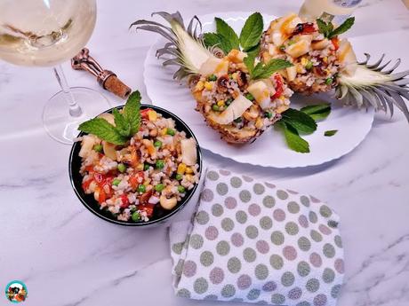 Piña rellena de arroz integral y anacardos