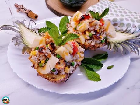 Piña rellena de arroz integral y anacardos