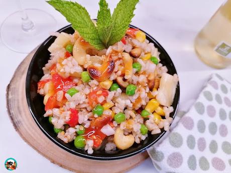 Piña rellena de arroz integral y anacardos