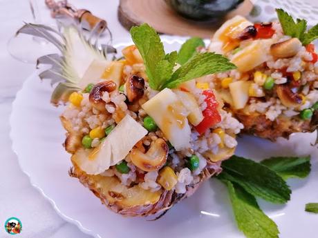 Piña rellena de arroz integral y anacardos
