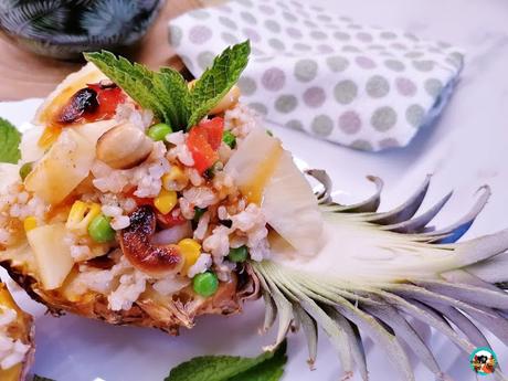 Piña rellena de arroz integral y anacardos